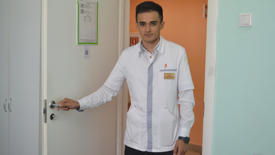 Как парень из Таджикистана выучился на врача и стал самым молодым заведующим отделением больницы в Новочебоксарске