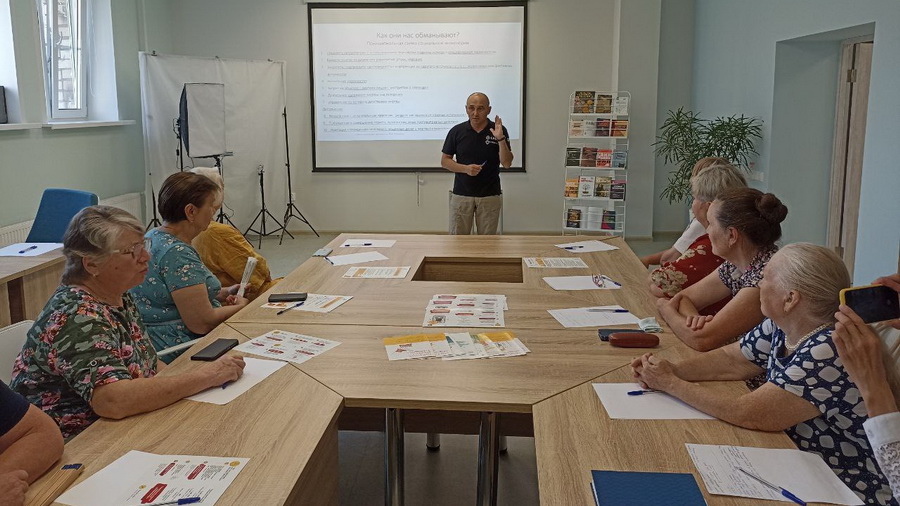 Эксперт Сбера провел для новочебоксарских пенсионеров мастер-класс по противодействию мошенничеству