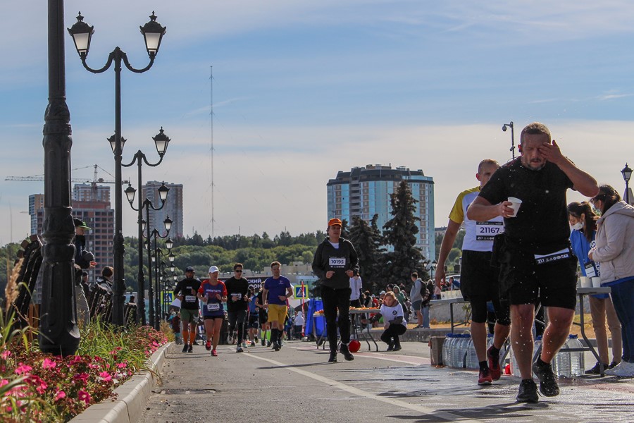 Полумарафон чебоксары 2024. Чебоксарский полумарафон. Чебоксарский полумарафон. Плакаты на полумарафон. Спортивные события.
